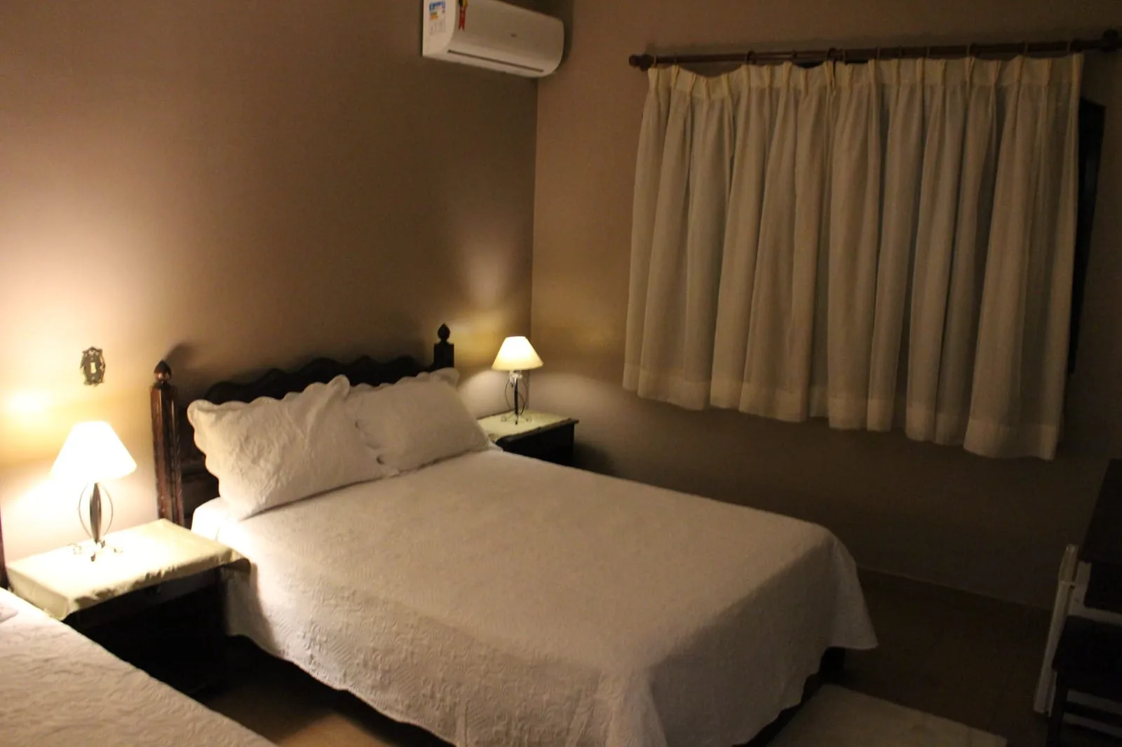 Quarto casal aconchegante com iluminação suave