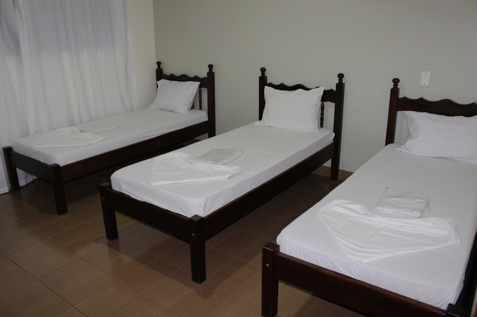 Quarto triplo com três camas de solteiro